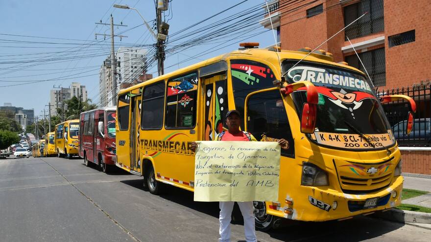 Cinco empresas de buses protestan por no renovación de tarjetas de operación