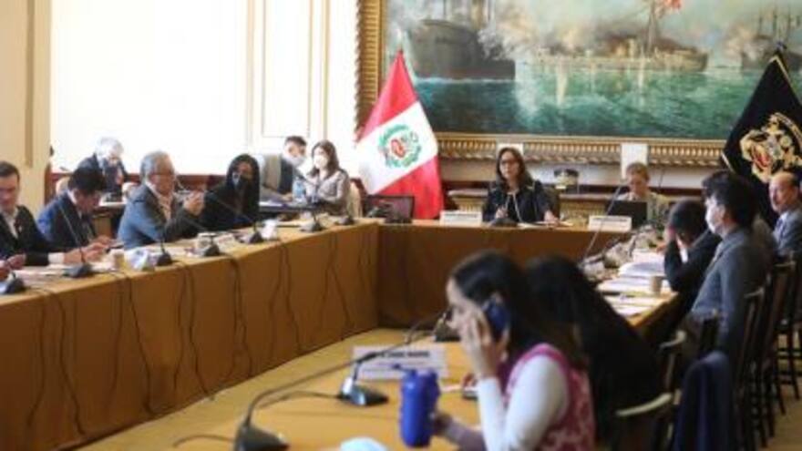 Destituyen a presidenta del Congreso de Perú por acordar leyes con su partido