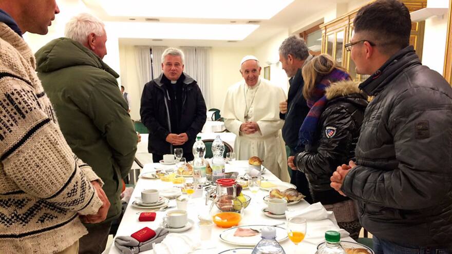 El Papa invitó a desayunar a mendigos para celebrar su cumpleaños 80