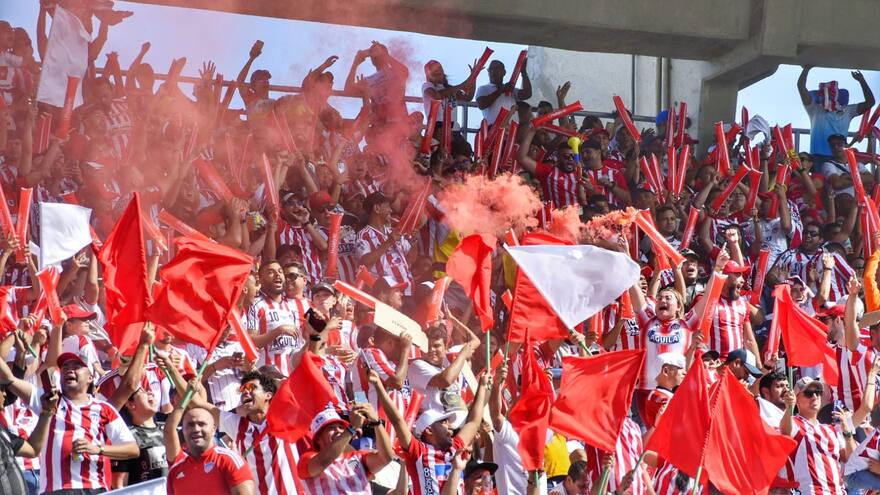 Hincha del Junior regaló boletas a un niño y su abuela hinchas del Medellín para ver la final de la Liga Betplay