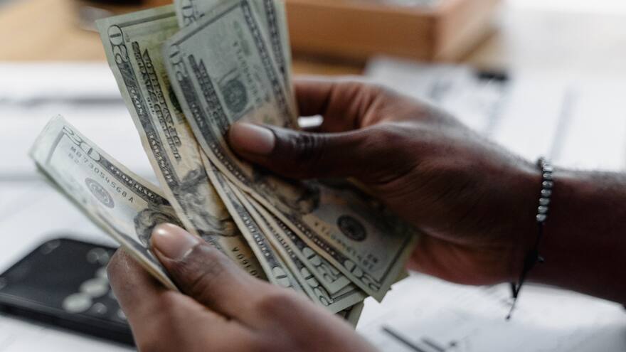 Joven muestra el fajo de billetes que gana con una semana de trabajo realizando tareas de limpieza en Texas, Estados Unidos