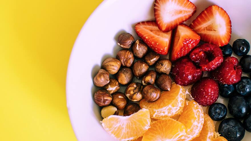 Desayunar y cenar temprano puede reducir riesgo cardiovascular, según estudio