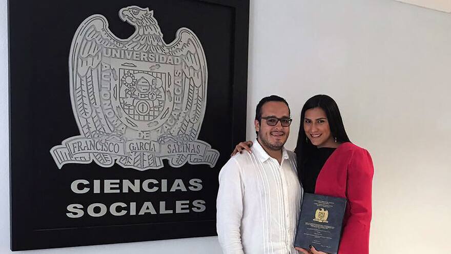 Trans barranquillera se graduó con honores de su maestría en México