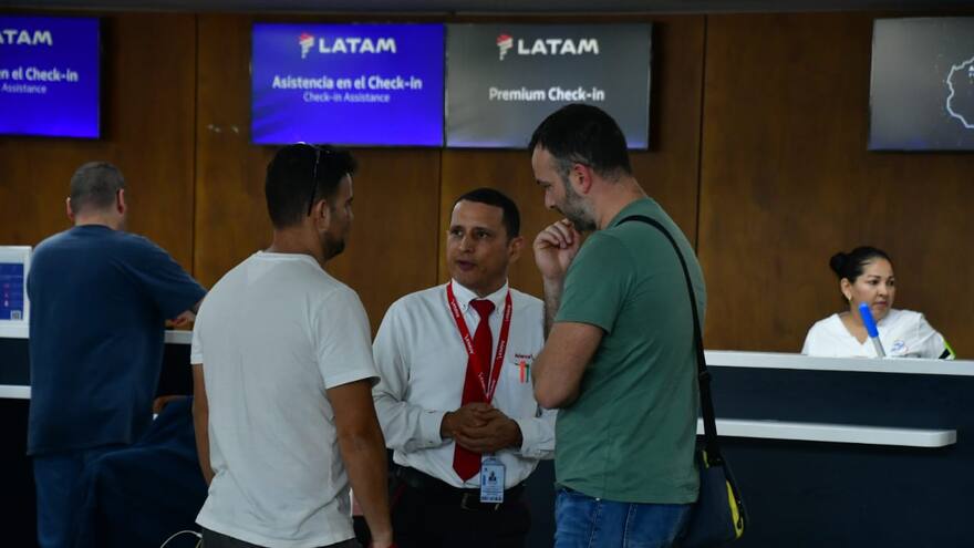 Pasajeros afectados por cierre del aeropuerto Ernesto Cortissoz podrán cambiar su vuelo sin multa: Latam Airlines