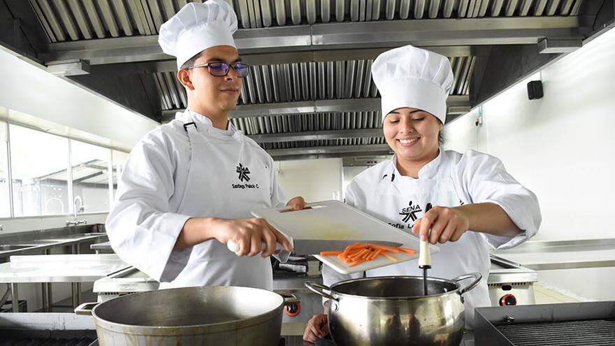 Técnicos en cocina del Sena se preparan para encuentro internacional en Guatemala