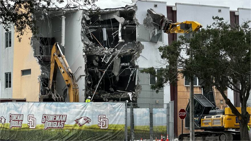Inician demolición de edificio donde murieron estudiantes y docentes en EE. UU.