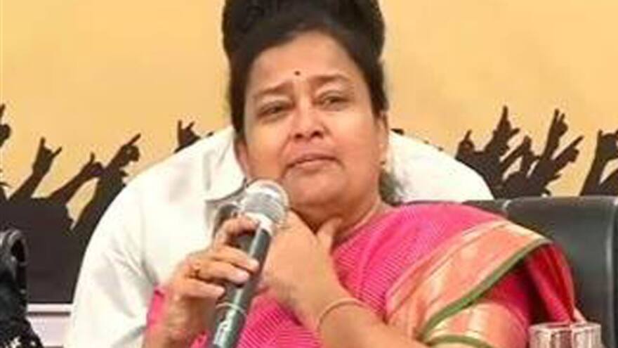 Una política india responsabiliza a las mujeres por las violaciones