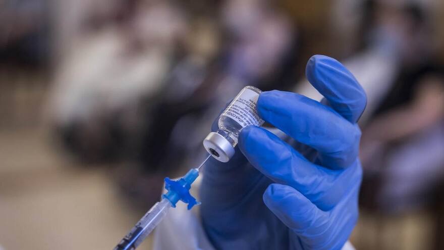 Pfizer y J&J trabajan en una nueva versión de sus vacunas contra ómicron