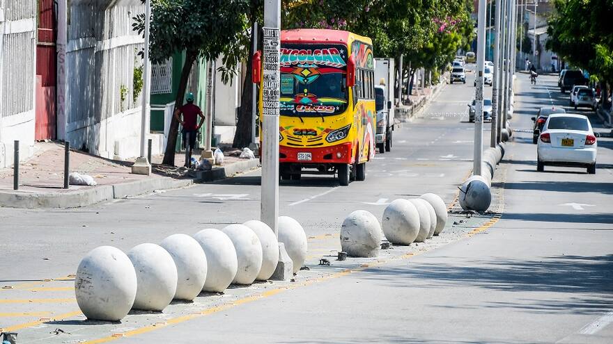 Plantean la sustitución de bolardos de la carrera 54