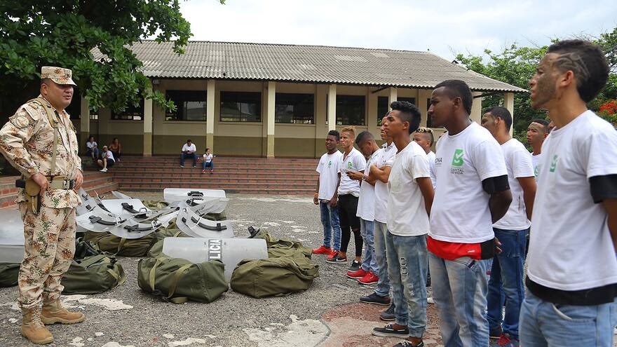En imágenes | Así fue la experiencia de 50 jóvenes como soldados por un día