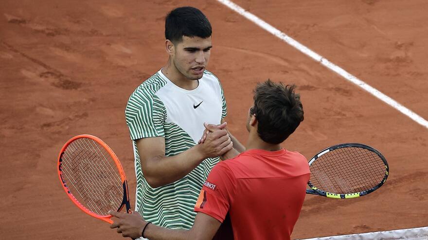 Carlos Alcaraz y Novak Djokovic se estrenaron con tranquilidad en Roland Garros