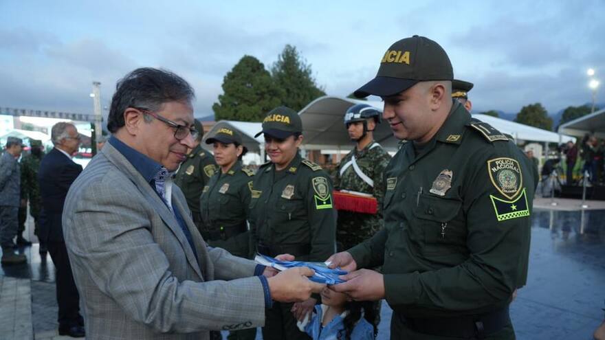 Gustavo Petro anunció que se duplicaría la bonificación de los soldados