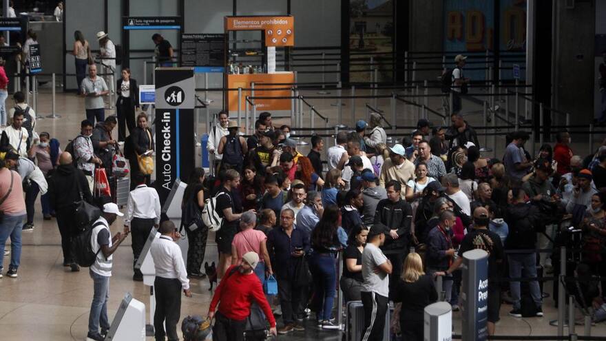 ¿Le sobrevendieron un vuelo? Conozca los derechos que tiene como usuario