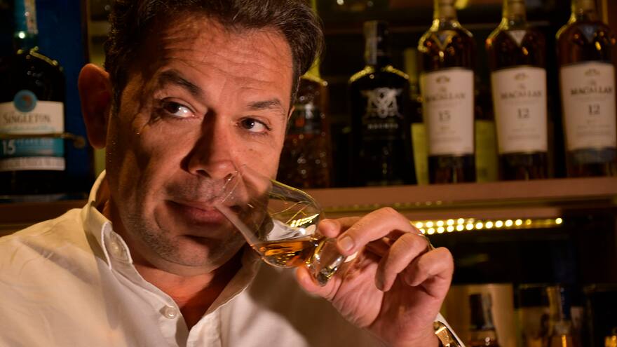 Julio Oñate revela los secretos de su ‘whiskypedia’