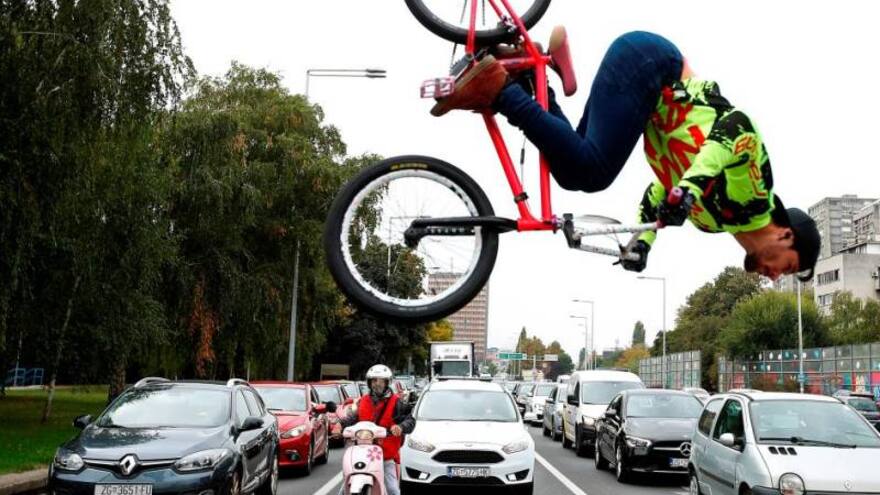 Un colombiano entretiene en Croacia a transeúntes con acrobacias en su BMX