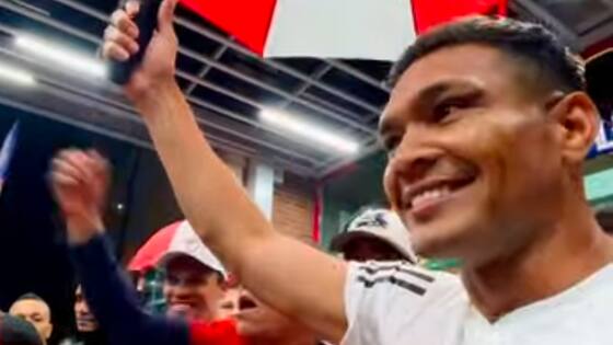 La hinchada alienta a los jugadores de Junior antes del juego ante América