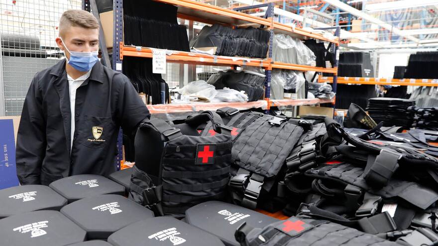 Colombia fabrica prendas blindadas para civiles en Ucrania ante tensión con Rusia