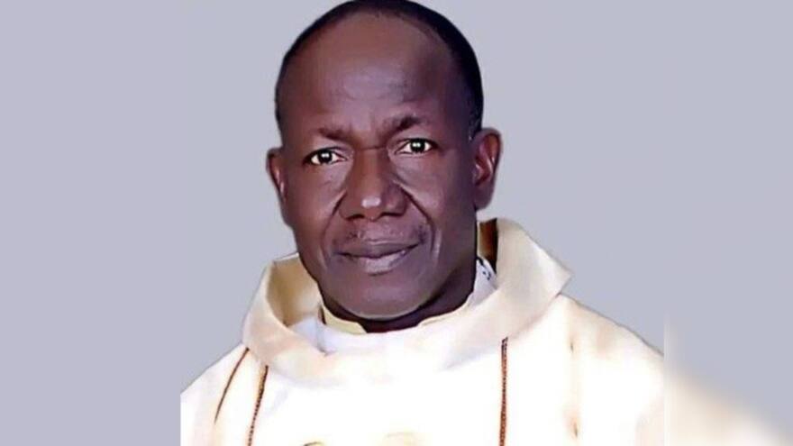 Isaac Achi: El sacerdote fue quemado vivo en Nigeria, después de salvar a los clérigos y compañeros