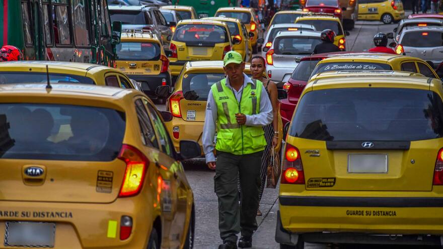 Polémica por tarifa de carrera mínima de taxis