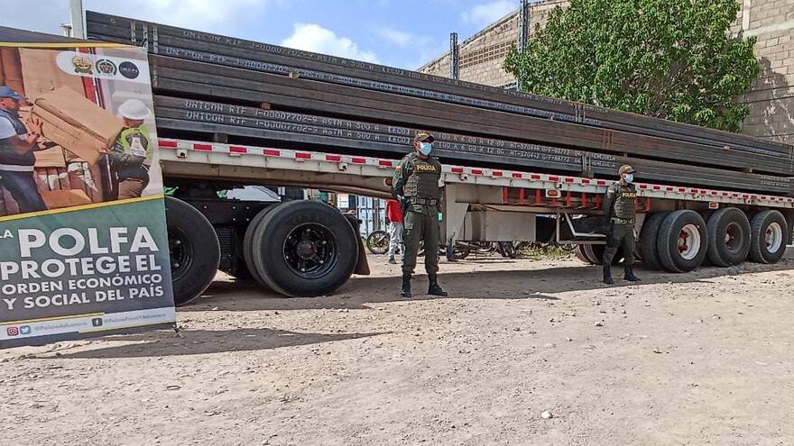 Incautan cargamento de tubos de acero de contrabando en la frontera