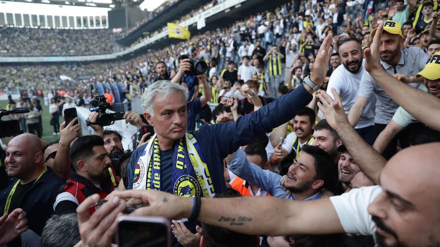 Mourinho firma con el Fenerbahce de Turquía y una multitud lo aclama