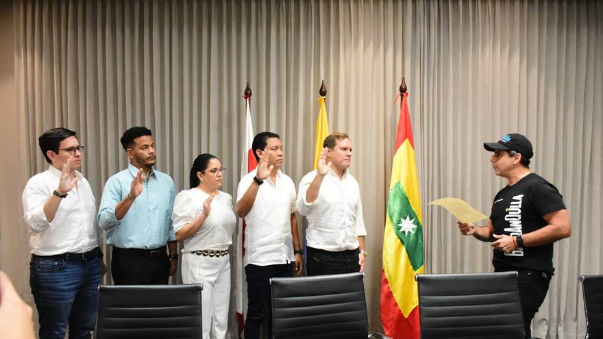 Alejandro Char posesiona a los alcaldes locales de Barranquilla