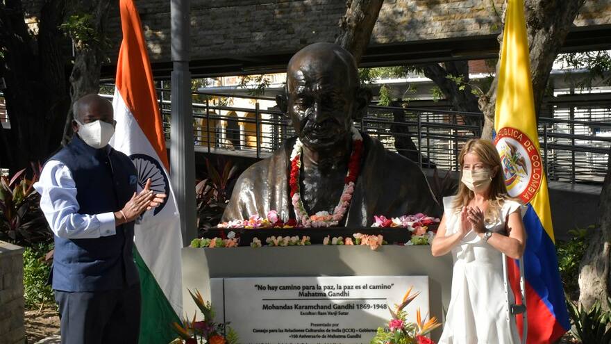Develan busto de Gandhi donadopor la India
