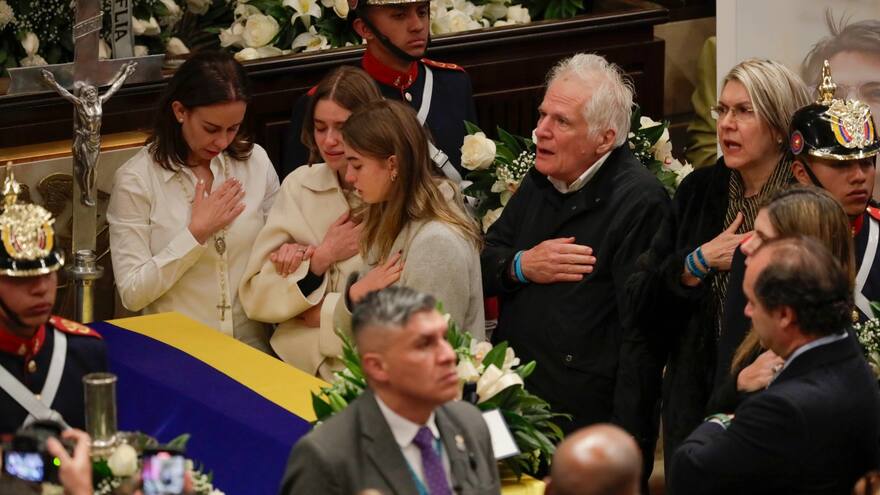 El cuerpo del senador Miguel Uribe Turbay ya se encuentra en cámara ardiente en el Congreso de la República