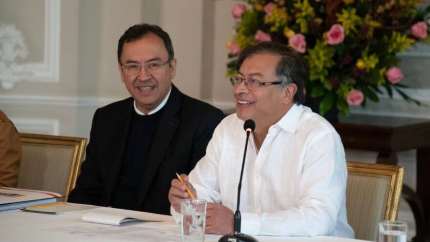 Alfonso Prada oficializa su salida del Mininterior y le agradece a Petro