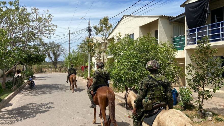 A caballo, soldados del Ejército recorren varios municipios de La Guajira