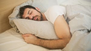 Dormir en ciertas posiciones podría afectar la salud del corazón, según especialistas