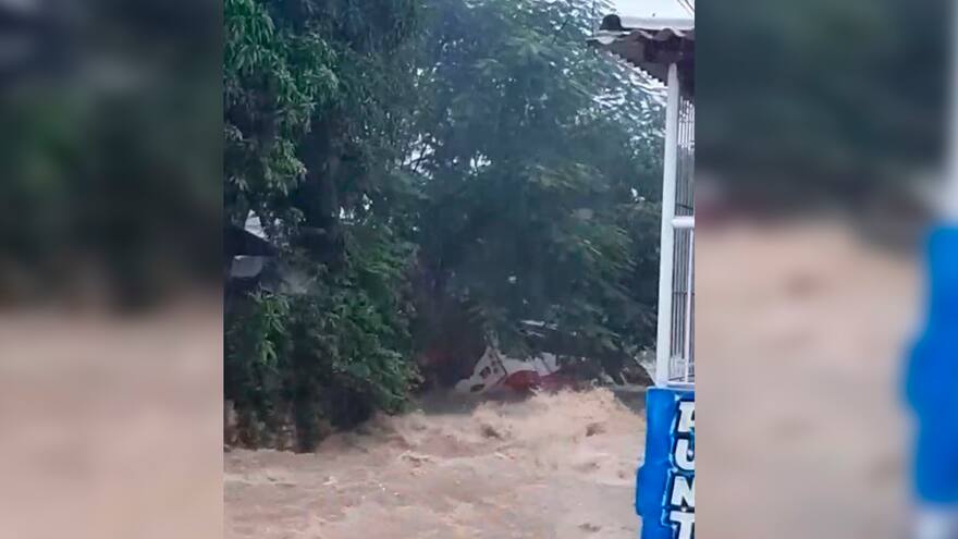 Bus es arrastrado por arroyo en Los Cedros, Soledad