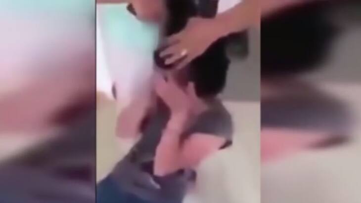 En video: Madre le rapa la cabeza de su hija por supuestamente burlarse de niña con cáncer