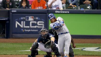 Dodgers ganan con jonrón de Turner y empatan la serie con Cerveceros