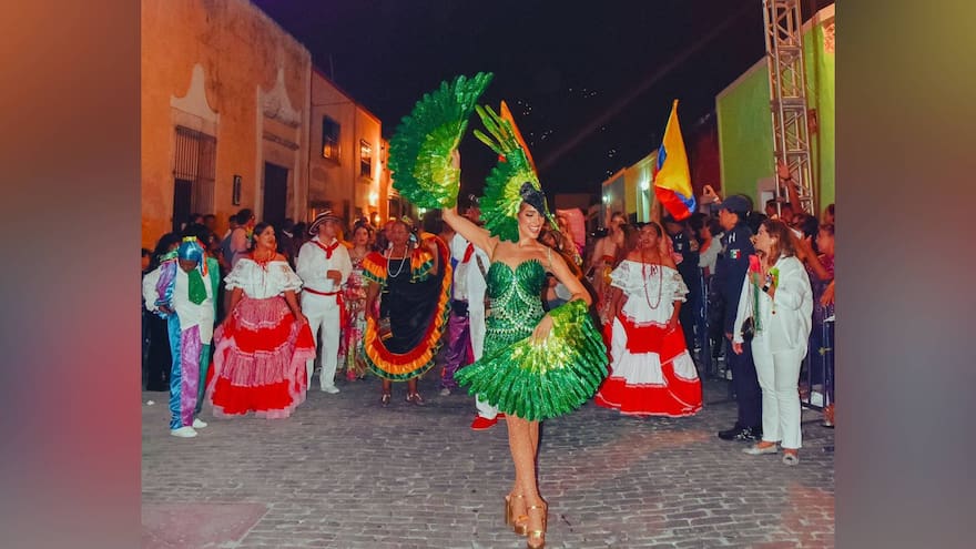 La reina Melissa rindió tributo al ‘Imperio de las Aves’ en la noche de Carnaval en Mérida, México