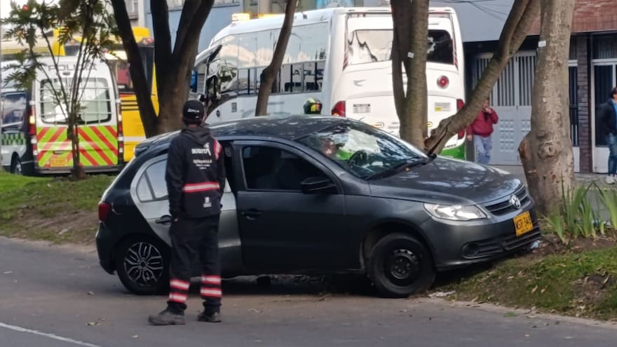 Hallan muertos a una mujer y un bebé al interior de un vehículo en Bogotá
