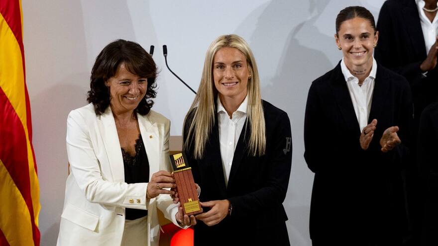 Alexia Putellas recibe la Medalla de Honor del Parlamento de Cataluña y levanta la voz por las mujeres en el fútbol