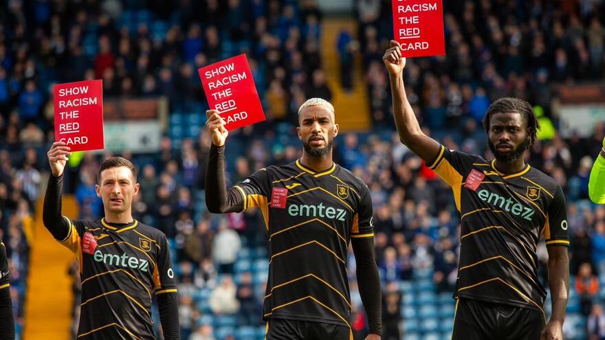 Video viral: futbolista golpeó a otro tras ser víctima de racismo en partido en Chipre