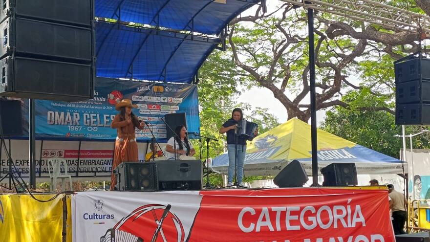 Las acordeoneras se midieron en tarima para buscar el título de Reina Mayor