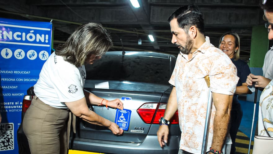 Entregan distintivos para uso de zonas especiales de parqueo en Barranquilla