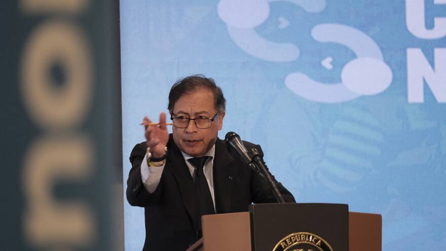 Petro hace llamado a Fenalco a 'recapacitar' sobre salario mínimo