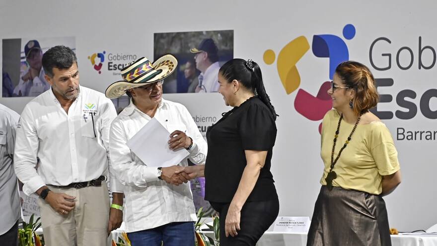 Visita de Petro a Barranquilla: el presidente entregó créditos de economía popular a familias del Atlántico