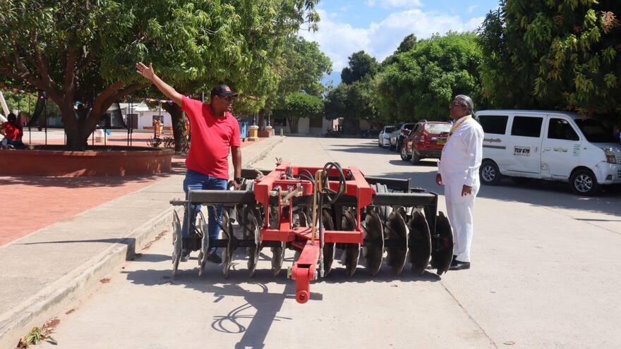 Unidad de Víctimas entregó maquinaria a cultivadores de arroz en Valledupar