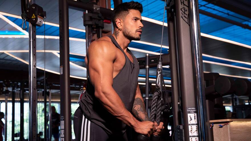 Alejo Ospina, modelo colombiano, creó la plataforma de ejercicios Fitness Coach