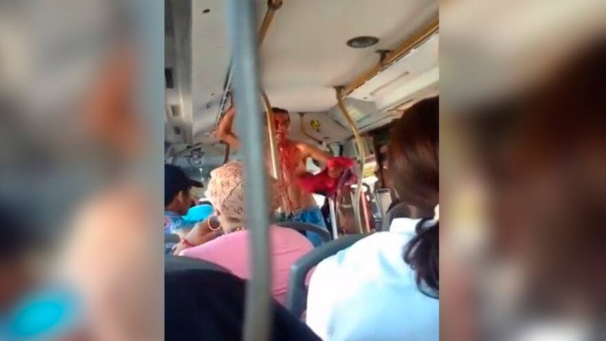 En Video: un hombre se subió a un bus lleno de sangre a pedir dinero