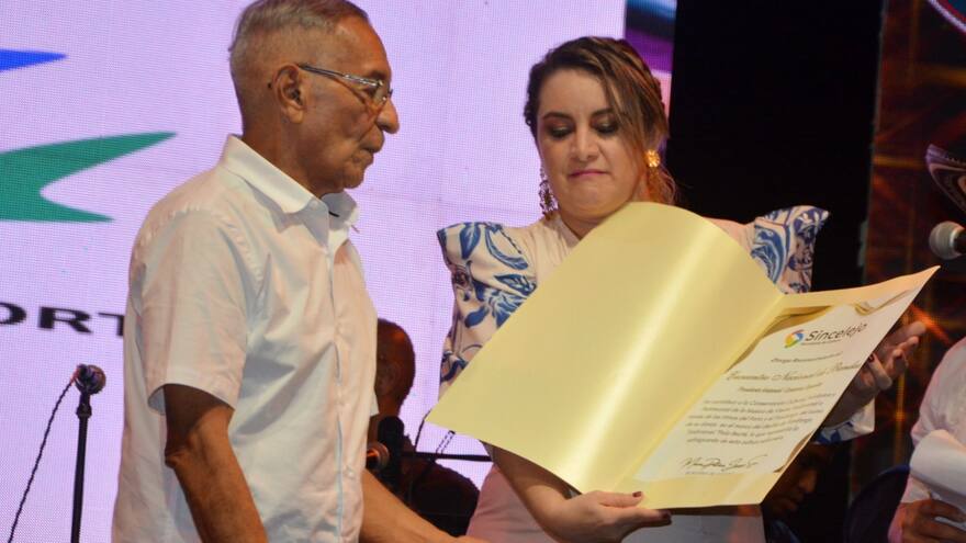 El Encuentro Nacional de Bandas de Sincelejo exalta a su presidente