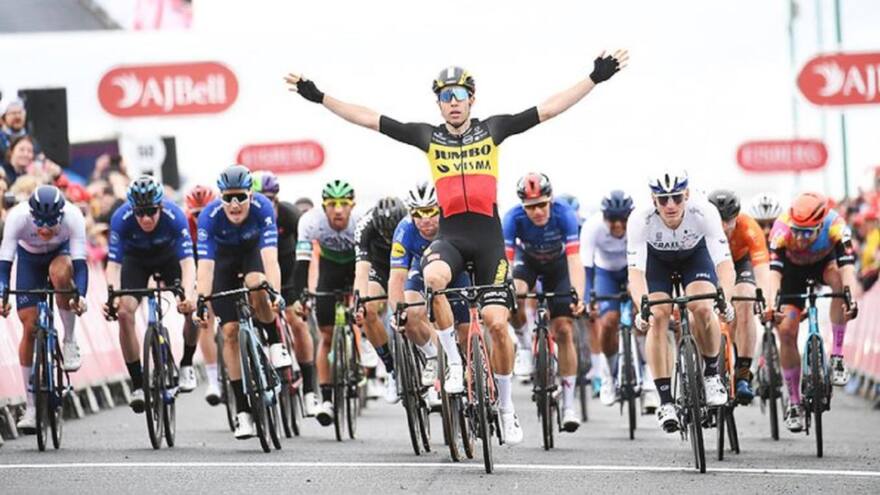 Victoria final de Van Aert tras ganar la última etapa