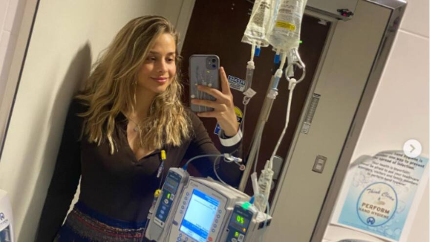 Joven de 24 años fue al médico porque no paraba de eructar y descubrió que tenía cáncer de colon: 'No estoy lista para morir'