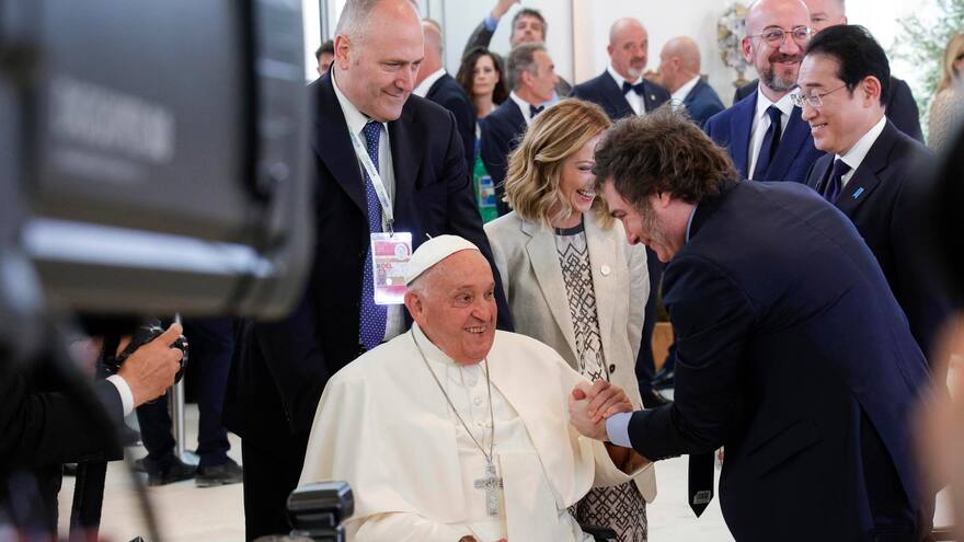 G7 en Italia: el presidente argentino Javier Milei abrazó al papa Francisco