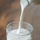 ¿Cuáles nutrientes aporta la leche y en qué se diferencian la entera, semidesnatada y desnatada?